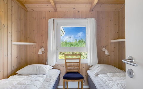 Udder - 250M from the Sea: Holz, Schlafzimmer, Interior Design, Bett, Decke, Fussboden, Flooring, Bettrahmen, Zuhause, Bedding