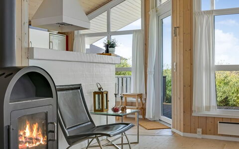 Udder - 250M from the Sea: Flooring, Holz, Interior Design, Möbel, Decke, Fussboden, Holzboden, Beleuchtung, Zimmer, Wohnzimmer