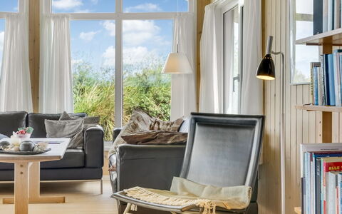 Udder - 250M from the Sea: Möbel, Interior Design, Flooring, Holz, Fussboden, Wohnzimmer, Stuhl, Couch, Holzboden, Zimmer