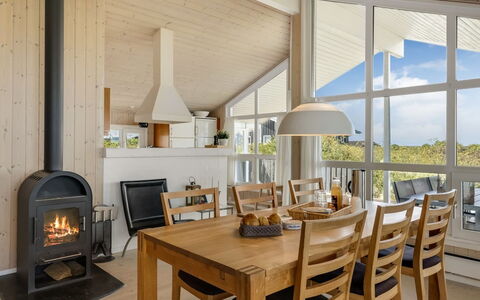 Udder - 250M from the Sea: Holz, Möbel, Decke, Flooring, Interior Design, Fussboden, Stuhl, Wohnzimmer, Zimmer, Light Fixture