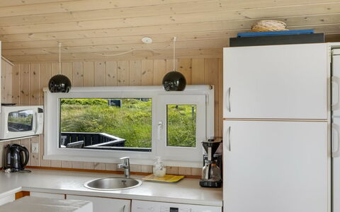 Udder - 250M from the Sea: Küche, Küchengerät, Countertop, Flooring, Holz, Interior Design, Major Appliance, Decke, Fussboden, Möbel