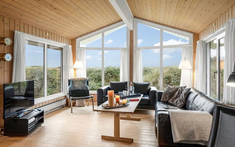 Udder - 250M from the Sea: Holz, Zuhause, Möbel, Interior Design, Haus, Decke, Hütte, Couch, Wohnzimmer, Hartholz