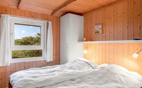 Udder - 250M from the Sea: Schlafzimmer, Holz, Bett, Interior Design, Bettdecke, Bedding, Fussboden, Flooring, Decke, Bettrahmen