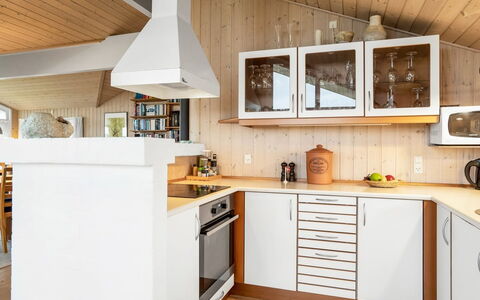 Udder - 250M from the Sea: Küche, Countertop, Möbel, Küchengerät, Interior Design, Cabinetry, Flooring, Light Fixture, Holz, Decke