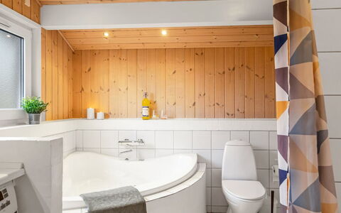 Udder - 250M from the Sea: Interior Design, Flooring, Fussboden, Holz, Armatur, Decke, Badezimmer, Zapfhahn, Sinken, Zimmer