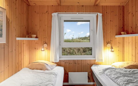 Udder - 250M from the Sea: Schlafzimmer, Holz, Bett, Interior Design, Fussboden, Flooring, Bettdecke, Bedding, Decke, Bettrahmen