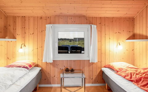 Udder - 250M from the Sea: Holz, Schlafzimmer, Interior Design, Bett, Decke, Beleuchtung, Fussboden, Bedding, Bettdecke, Bettrahmen