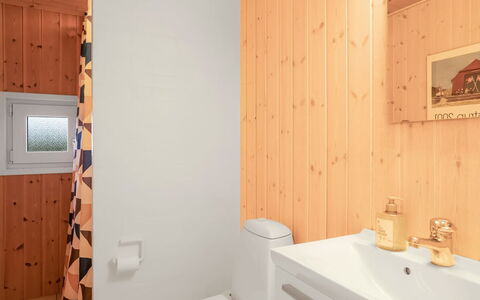 Udder - 250M from the Sea: Wand, Flooring, Holz, Interior Design, Armatur, Fussboden, Bad Sink, Badezimmer, Decke, Zimmer