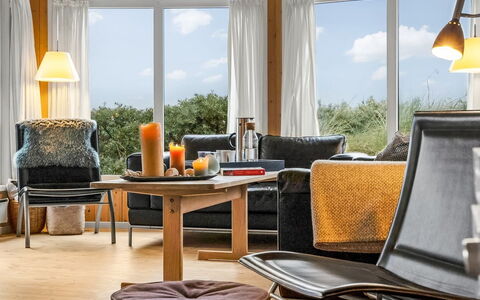 Udder - 250M from the Sea: Möbel, Interior Design, Stuhl, Flooring, Fussboden, Tabelle, Beleuchtung, Zuhause, Zimmer, Wohnzimmer