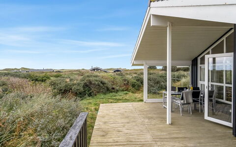 Udder - 250M from the Sea: Veranda, Outdoor Struktur, Steppe, Planke
