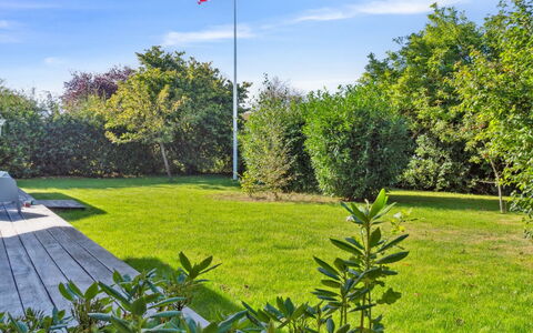Sighfrith - 1.4Km from the Sea: Himmel, Blau, Grün, Gras, Natur, Strauch, Garten, Landschaft, Sommer, Grundstueck