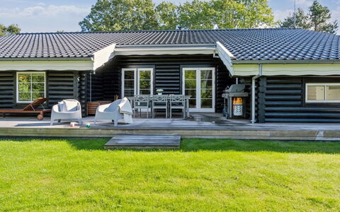 Sighfrith - 1.4Km from the Sea: Dach, Zuhause, Hütte, Abstellgleis, Garten, Rasen, Schatten, Gartenmöbel, Bauernhaus, Veranda
