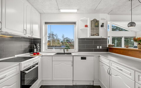 Amine - 300M to the Fjord: Küche, Küchengerät, Major Appliance, Countertop, Flooring, Cabinetry, Haushaltsgerät, Decke, Interior Design, Fussboden