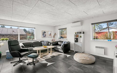 Amine - 300M to the Fjord: Decke, Flooring, Interior Design, Fussboden, Möbel, Zimmer, Light Fixture, Wohnzimmer, Couch
