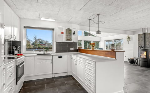 Amine - 300M to the Fjord: Küche, Decke, Flooring, Countertop, Major Appliance, Küchengerät, Haushaltsgerät, Fliese, Cabinetry, Light Fixture