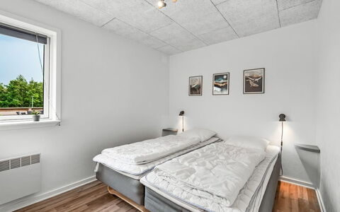 Amine - 300M to the Fjord: Decke, Flooring, Schlafzimmer, Fussboden, Interior Design, Zimmer, Bedding, Bettdecke, Bett, Light Fixture