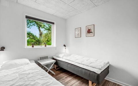 Amine - 300M to the Fjord: Wand, Holz, Schlafzimmer, Decke, Bett, Bedding, Fussboden, Flooring, Bettdecke, Bettrahmen