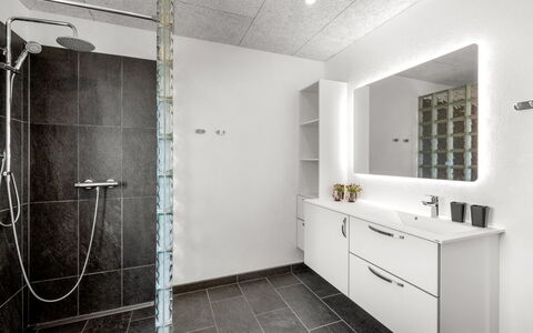 Amine - 300M to the Fjord: Wand, Flooring, Fussboden, Interior Design, Decke, Armatur, Installation, Fliese, Badezimmer, Light Fixture