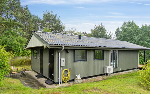 Lavrans - 1Km from the Sea: Dach, Haus, Zuhause, Hütte, Tür, Abstellgleis, Deck, Veranda, Planke, Hartholz