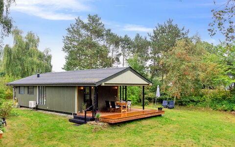 Lavrans - 1Km from the Sea: Dach, Haus, Zuhause, Hütte, Tür, Abstellgleis, Deck, Veranda, Planke, Hartholz