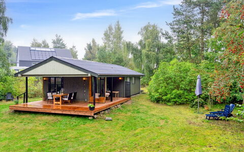 Lavrans - 1Km from the Sea: Dach, Haus, Zuhause, Hütte, Tür, Abstellgleis, Deck, Veranda, Planke, Hartholz