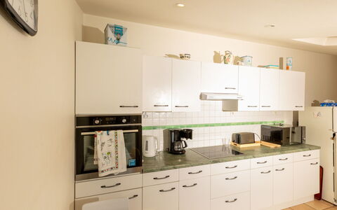 La Solaine: Cabinetry, Countertop, Gebäude, Schublade, Sinken, Zapfhahn, Küchengerät, Küche, Beleuchtung, Kommode