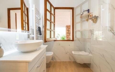 Atzeni: Spiegel, Badewanne, Armatur, Eigentum, Zapfhahn, Sinken, Badezimmer, Badezimmerschrank, Interior Design, Holz