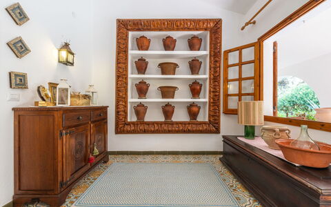 Atzeni: Möbel, Pflanze, Holz, Interior Design, Cabinetry, Bilderrahmen, Flooring, Fussboden, Wand, Wohnzimmer