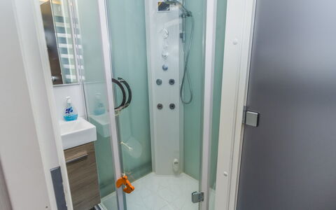 Vuosselin Helmi B21: Armatur, Badezimmer, Flooring, Interior Design, Fussboden, Installation, Dusche, Zapfhahn, Sinken, Bad Sink
