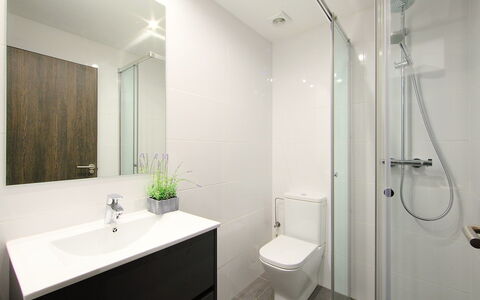 Empuriabrava 218: Badezimmer, Eigentum, Zimmer, Interior Design, Armatur, Decke, Die Architektur, Gebäude, Fliese, Zapfhahn