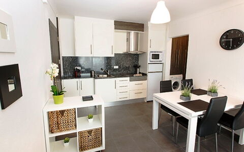 Empuriabrava 218: Möbel, Zimmer, Eigentum, Küche, Interior Design, Countertop, Gebäude, Cabinetry, Fussboden, Haus