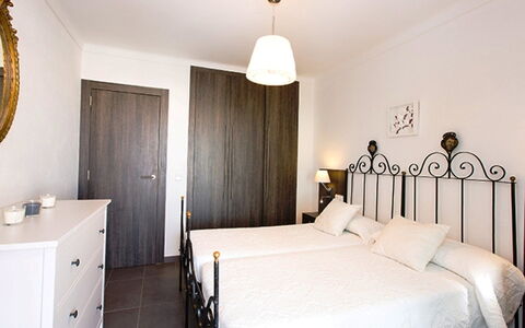 Empuriabrava 218: Schlafzimmer, Zimmer, Bett, Möbel, Eigentum, Interior Design, Bettdecke, Bettrahmen, Gebäude, Fussboden