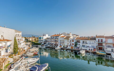 Empuriabrava 218: Wasser, Himmel, Gebäude, Eigentum, Boot, Azurblau, Fenster, Watercraft, Haus, Urban Design