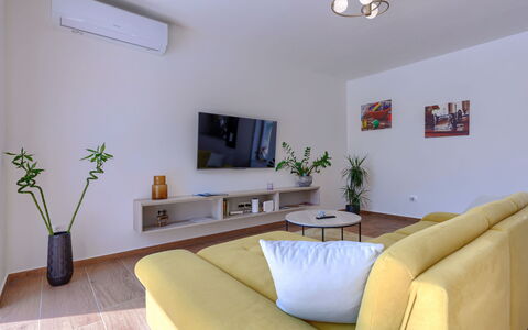 Villa Ana Lucija: Pflanze, Eigentum, Möbel, Couch, Zimmerpflanze, Blumentopf, Interior Design, Beleuchtung, Komfort, Wohnzimmer