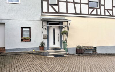 Adenau 385: Gebäude, Fenster, Pflanze, Strassenbelag, Beleuchtung, Holz, Blumentopf, Urban Design, Tür, Flooring