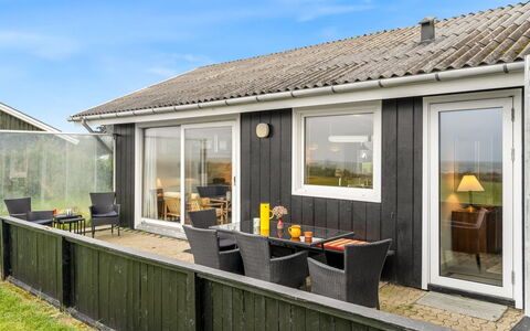 Snioulf - 10M from the Sea: Holz, Zuhause, Veranda, Deck, Hartholz, Dach, Holzbeize, Holzboden, Eco Hotel
