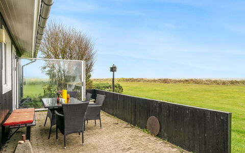 Snioulf - 10M from the Sea: Holz, Zuhause, Veranda, Deck, Hartholz, Dach, Holzbeize, Holzboden, Eco Hotel