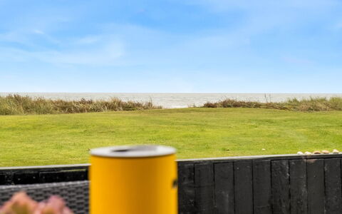 Snioulf - 10M from the Sea: Holz, Zuhause, Veranda, Deck, Hartholz, Dach, Holzbeize, Holzboden, Eco Hotel