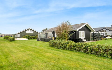 Snioulf - 10M from the Sea: Holz, Zuhause, Veranda, Deck, Hartholz, Dach, Holzbeize, Holzboden, Eco Hotel