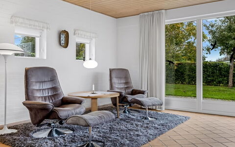 Kalli - 100M from the Sea: Möbel, Interior Design, Flooring, Fussboden, Holz, Wohnzimmer, Stuhl, Zuhause, Decke, Holzboden