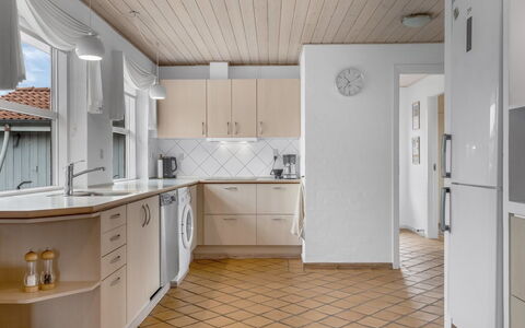 Kalli - 100M from the Sea: Flooring, Fussboden, Interior Design, Holz, Cabinetry, Küche, Countertop, Decke, Küchengerät, Zuhause