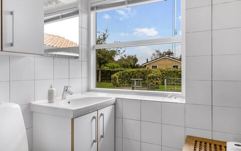 Kalli - 100M from the Sea: Armatur, Wand, Interior Design, Flooring, Sinken, Fussboden, Badezimmer, Zapfhahn, Bad Sink, Installation