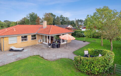 Kalli - 100M from the Sea: Haus, Dach, Wohngebiet, Zuhause, Hütte, Rasen, Estate, Bauernhaus, Garten, Vorort