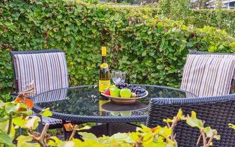 Kalli - 100M from the Sea: Möbel, Gartenmöbel, Tisch Im Freien, Stuhl, Schatten, Garten, Wicker, Hinterhof, Garten, Terrasse