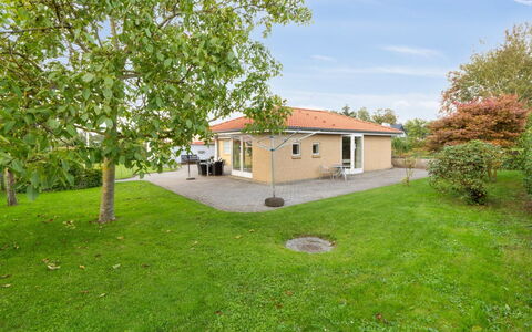Kalli - 100M from the Sea: Gras, Haus, Dach, Zuhause, Grundstueck, Hütte, Rasen, Estate, Bauernhaus, Garten