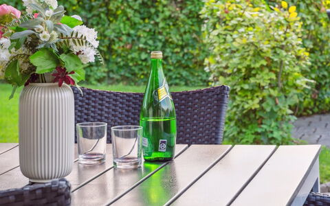 Kalli - 100M from the Sea: Tabelle, Drinkware, Blumentopf, Servierware, Tisch Im Freien, Gartenmöbel, Flasche, Garten, Zimmerpflanze, Hartholz