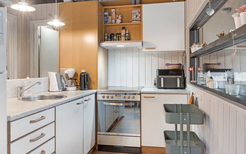 Torhild - 30Km from the Sea: Küchengerät, Küche, Countertop, Möbel, Major Appliance, Cabinetry, Interior Design, Holz, Flooring, Haushaltsgerät