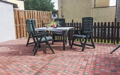 Halberstadt 100: Möbel, Eigentum, Gebäude, Strassenbelag, Holz, Tabelle, Tisch Im Freien, Gartenmöbel, Stuhl, Flooring
