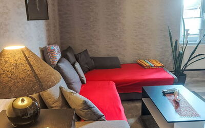 Huy-Blick 100.3: Möbel, Eigentum, Couch, Komfort, Interior Design, Studio Couch, Beleuchtung, Lampe, Wohnzimmer, Tabelle