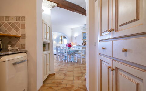 Smeralda: Cabinetry, Möbel, Holz, Küche, Countertop, Die Architektur, Gasherd, Interior Design, Stuhl, Fussboden